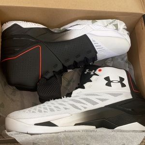 *NIB* Under Armour Men's Black Longshot Basketball Shoes